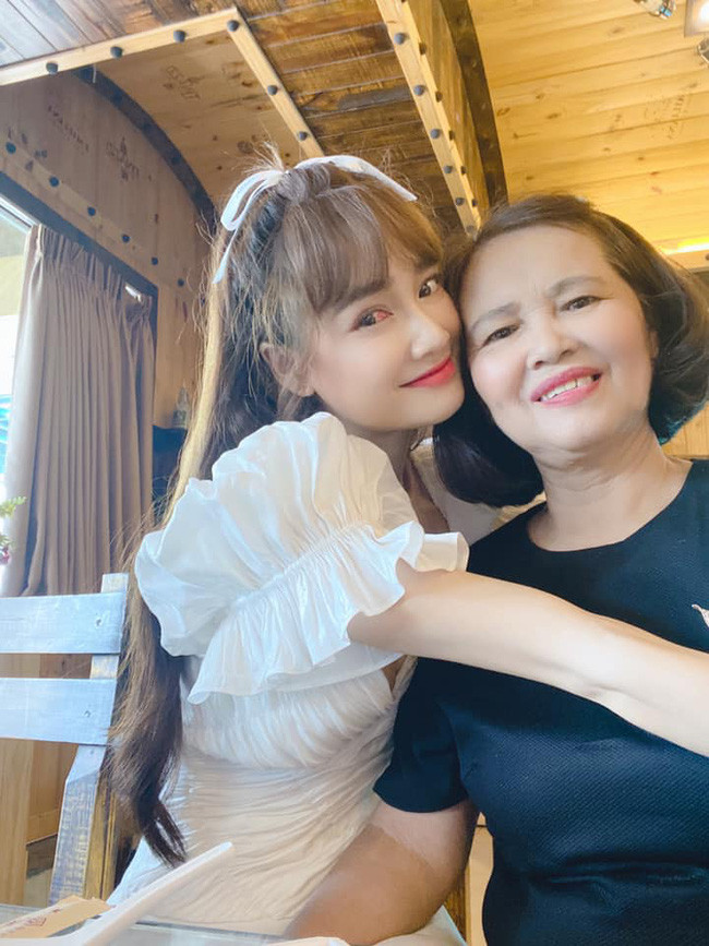 Nhã Phương khoe ảnh tình cảm bên mẹ nhưng có điều lạ khiến khán giả lo lắng khi nhìn vào ảnh 2