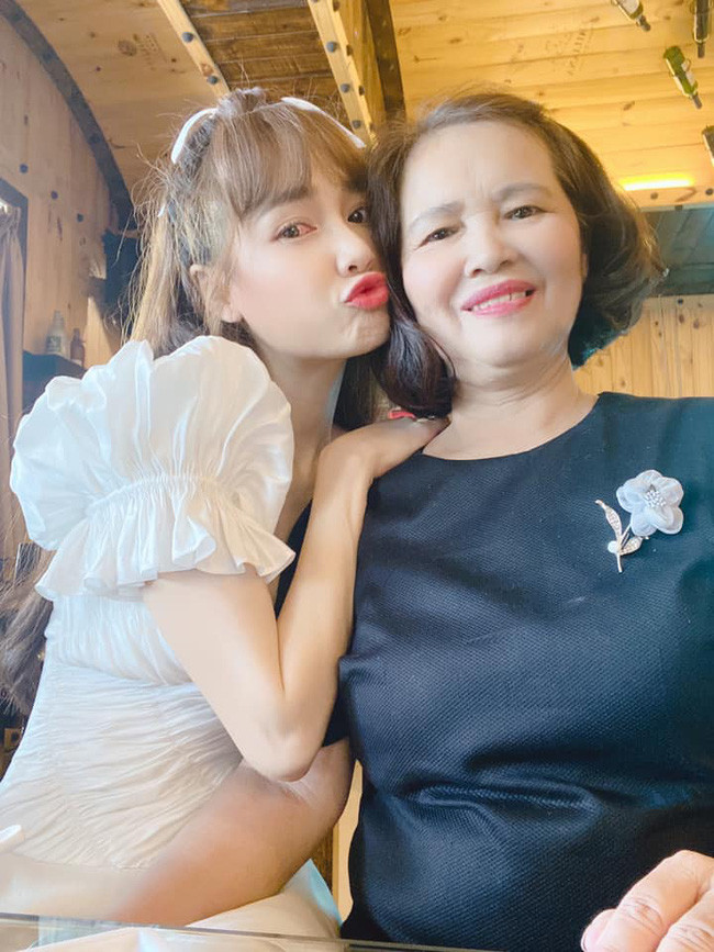 Nhã Phương khoe ảnh tình cảm bên mẹ nhưng có điều lạ khiến khán giả lo lắng khi nhìn vào ảnh 1