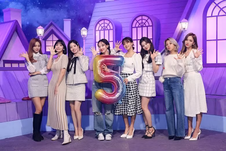 Nayeon (TWICE) năm lần bảy lượt mặc đồ một mình một kiểu, muốn chơi trội hay gì? ảnh 2