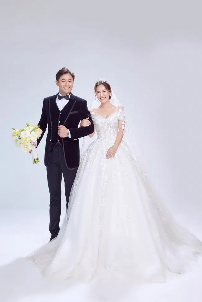 Khoảnh khắc cầu hôn của Quý Bình bất ngờ bị netizen "mổ xẻ" vì một hành động sai sai ảnh 2