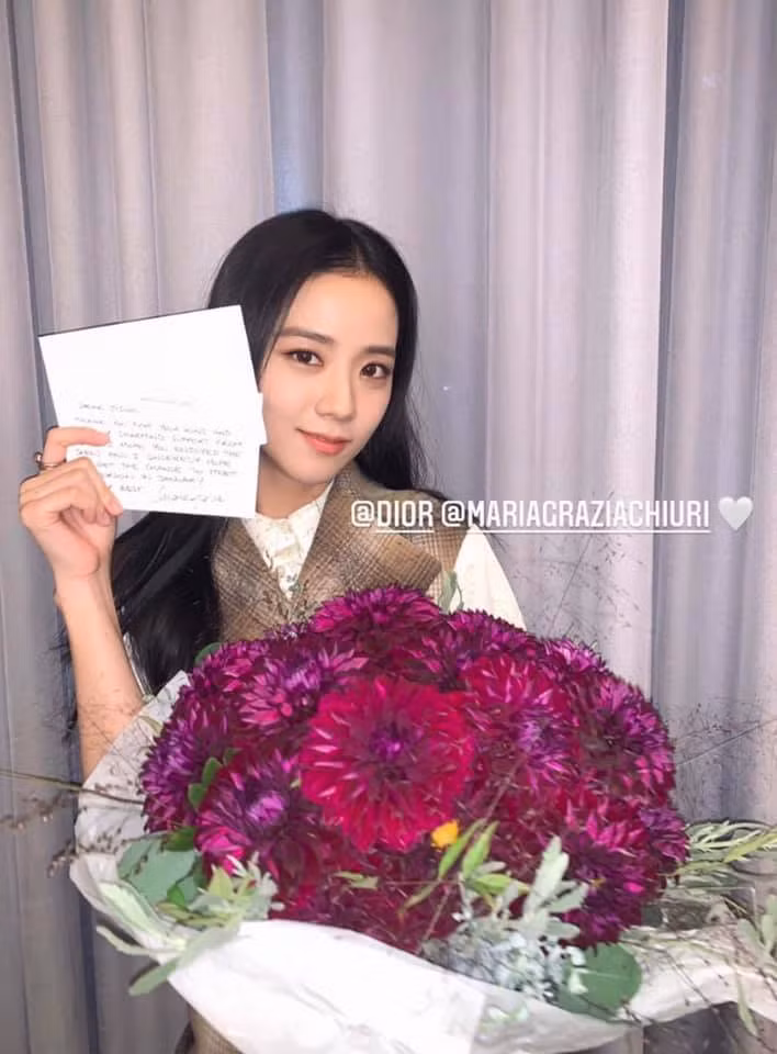 Jisoo (BLACKPINK) vốn giấu nhược điểm rất khéo mà lần này lại chọn trang phục sai quá sai ảnh 7