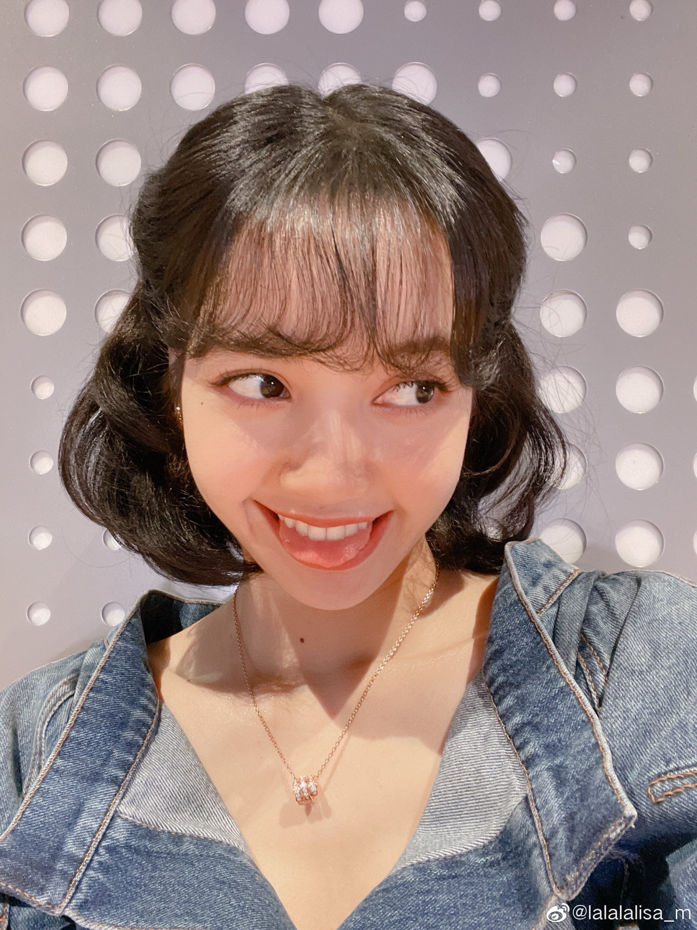 Chỉ cần đổi kiểu tóc, Lisa đã hóa thành “Bạch Tuyết phiên bản đời thực” xinh ngất ngây ảnh 7