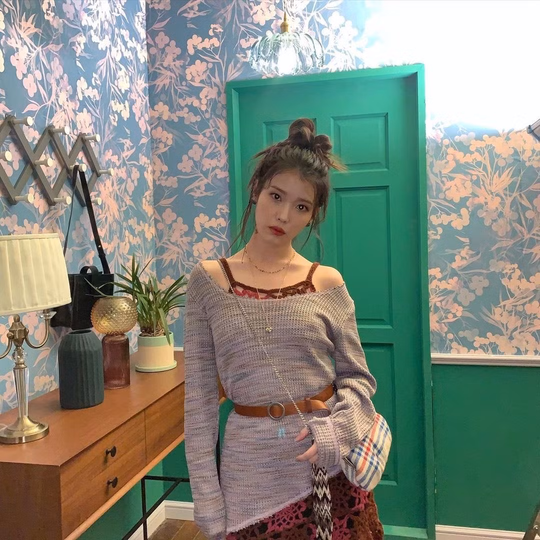 IU thay tới 11 bộ đồ trong MV "Celebrity": Đơn giản mà cực chất, học theo không khó! ảnh 8