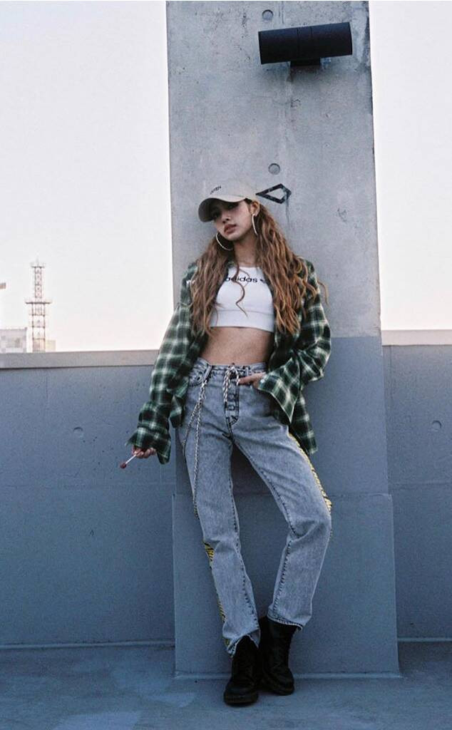 Không cần diện đồ cầu kỳ lộng lẫy, quần jeans áo trắng mới là “chân ái” của idol K-Pop ảnh 3