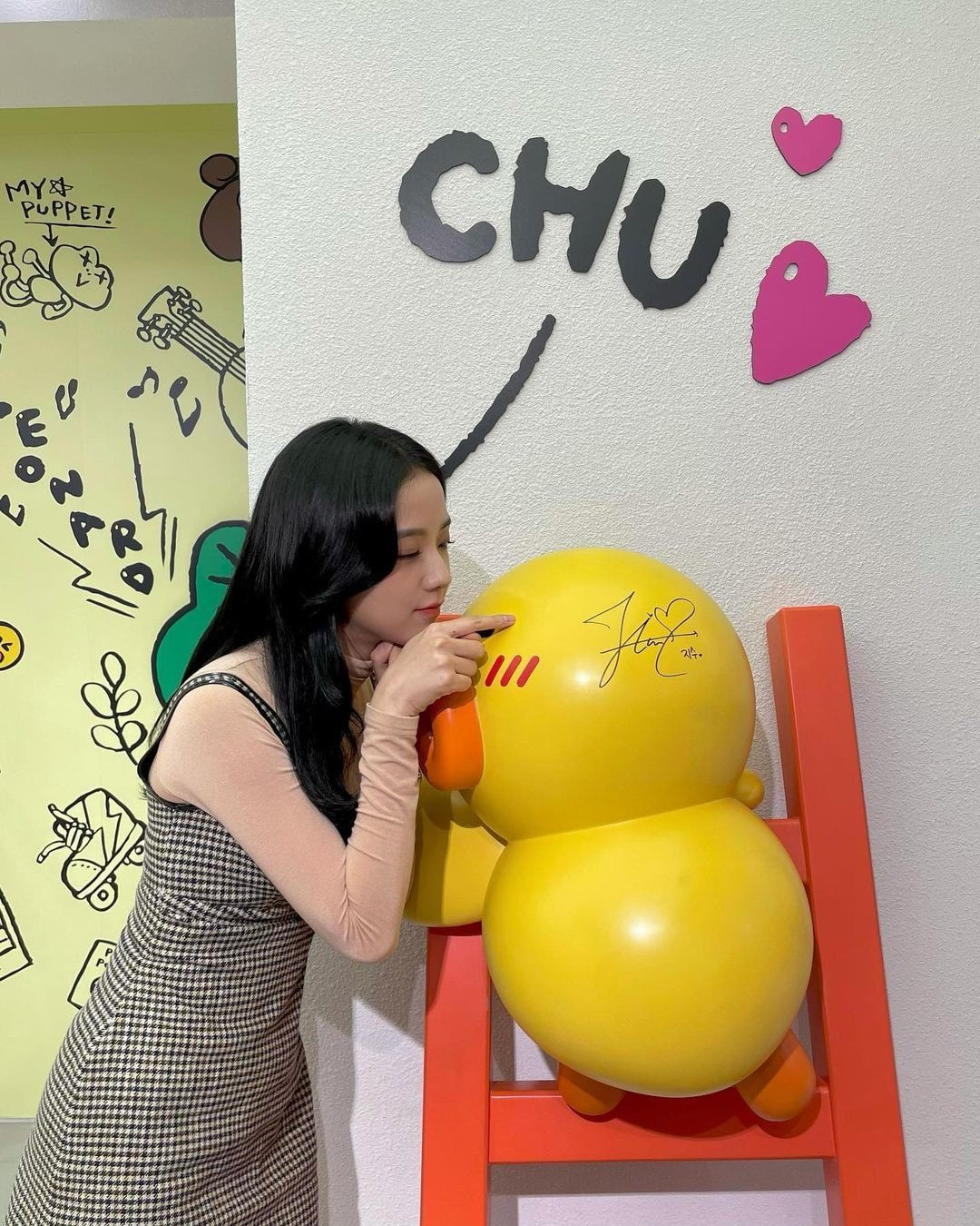 Sau tất cả, Jisoo (BLACKPINK) đã tìm được kiểu váy sang chảnh mà “rất hợp với dáng em” ảnh 4