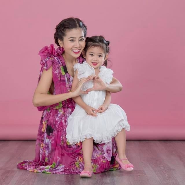 Cố diễn viên Mai Phương là mẹ đơn thân, đã một mình nuôi nấng bé Lavie. Bố mẹ Mai Phương và Phùng Ngọc Huy nảy sinh tranh chấp quyền nuôi dưỡng bé Lavie ảnh 1