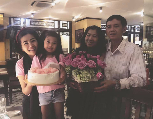 Ông bà ngoại của Lavie cũng muốn được toàn quyền chăm sóc cô bé. Bố mẹ Mai Phương và Phùng Ngọc Huy nảy sinh tranh chấp quyền nuôi dưỡng bé Lavie ảnh 2