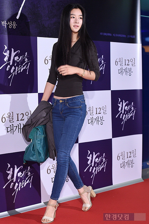 Mặc váy đầm được khen đẹp bao nhiêu nhưng khi diện quần thì Seo Ye Ji lại mất điểm ảnh 6