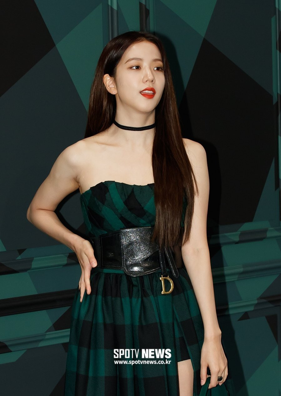 Tưởng Jisoo (BLACKPINK) thích đeo vòng cổ choker cho vui, hóa ra che khuyết điểm cực khéo ảnh 2