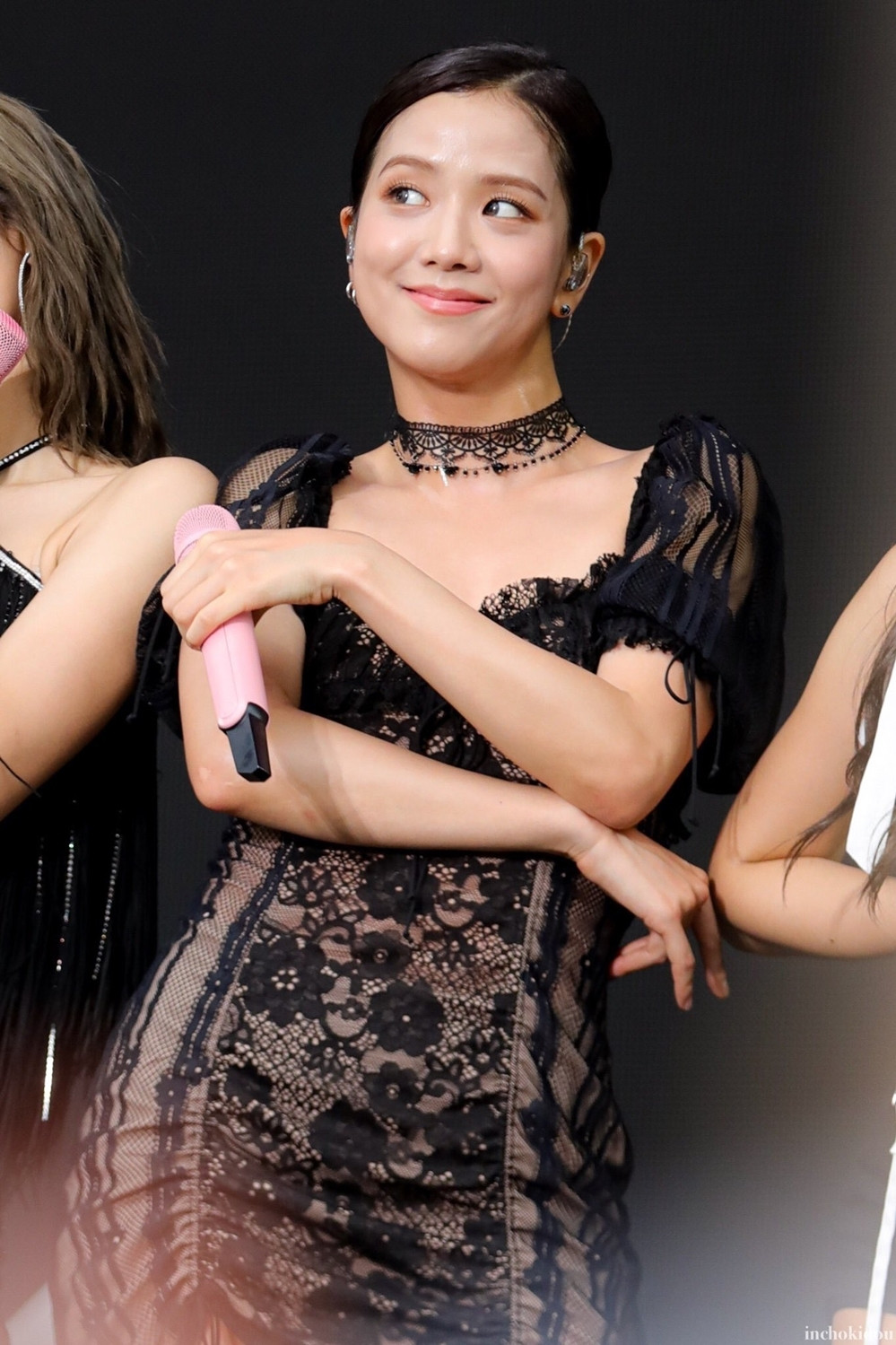 Tưởng Jisoo (BLACKPINK) thích đeo vòng cổ choker cho vui, hóa ra che khuyết điểm cực khéo ảnh 8