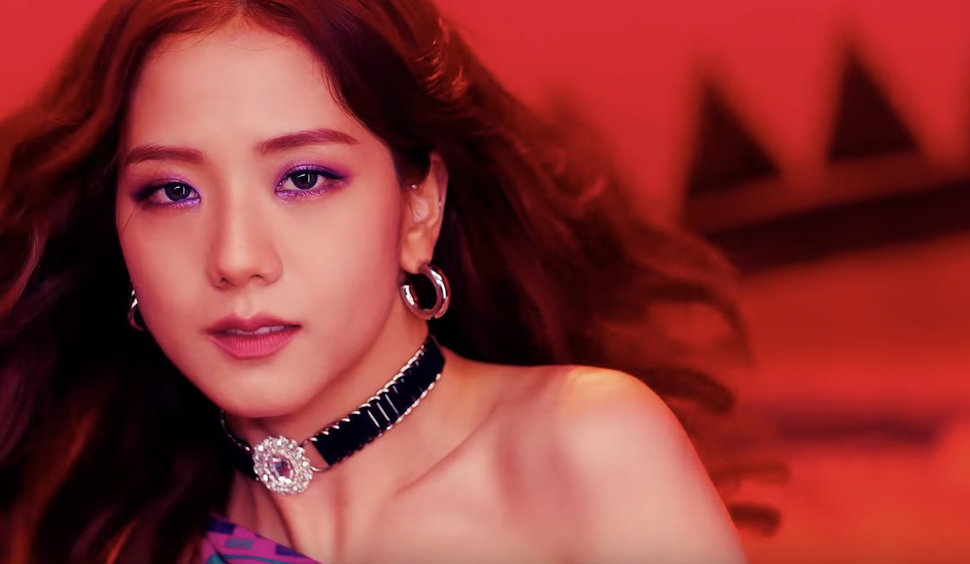 Tưởng Jisoo (BLACKPINK) thích đeo vòng cổ choker cho vui, hóa ra che khuyết điểm cực khéo ảnh 10