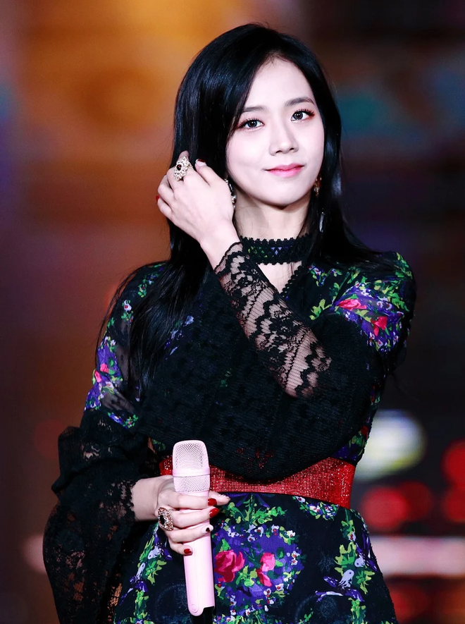 Tưởng Jisoo (BLACKPINK) thích đeo vòng cổ choker cho vui, hóa ra che khuyết điểm cực khéo ảnh 6