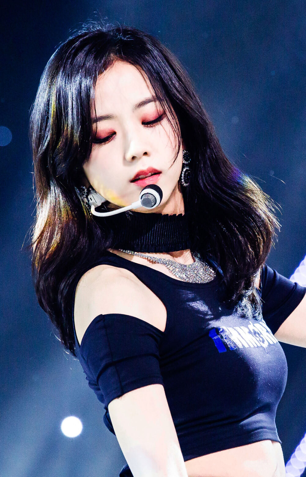 Tưởng Jisoo (BLACKPINK) thích đeo vòng cổ choker cho vui, hóa ra che khuyết điểm cực khéo ảnh 5