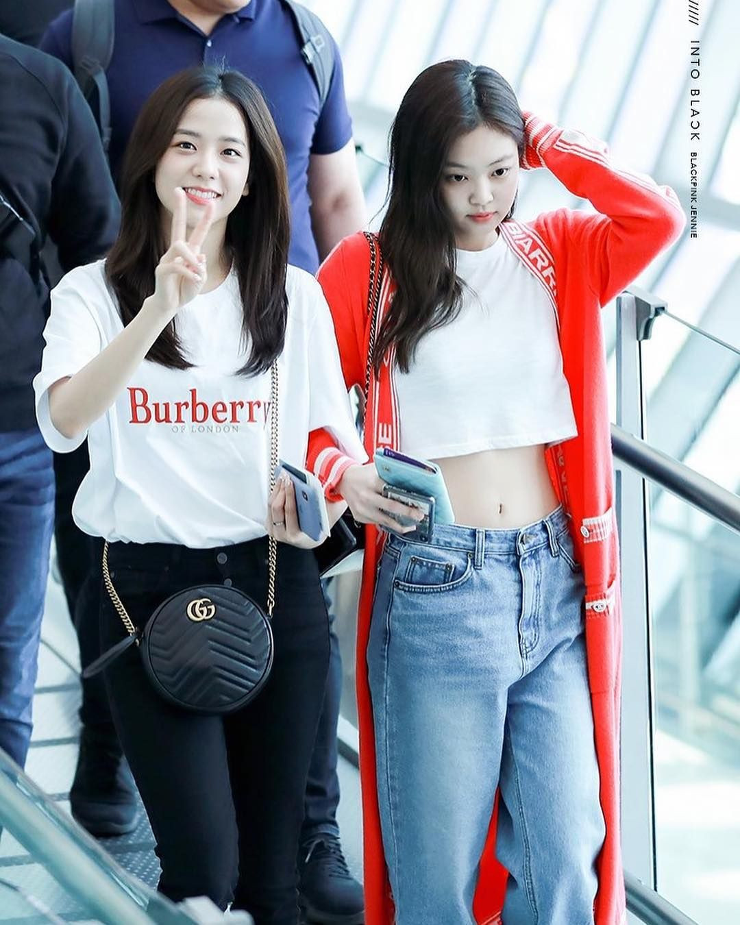 Không cần diện đồ cầu kỳ lộng lẫy, quần jeans áo trắng mới là “chân ái” của idol K-Pop ảnh 2