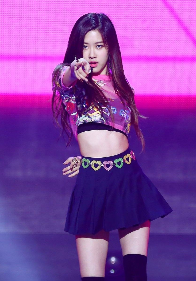 Lấy băng đô làm thắt lưng, Rosé (BLACKPINK) sắp tạo trend mới để khoe vòng eo nhỏ? ảnh 4