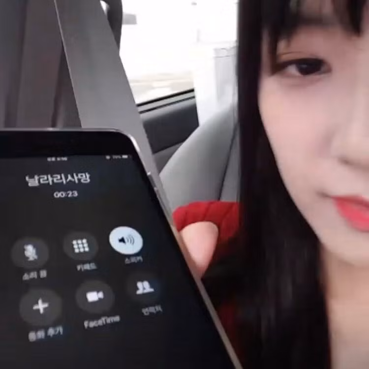 Fan K-Pop bỗng dưng tranh cãi chỉ vì Jisoo đặt biệt danh này cho Lisa trong điện thoại ảnh 1