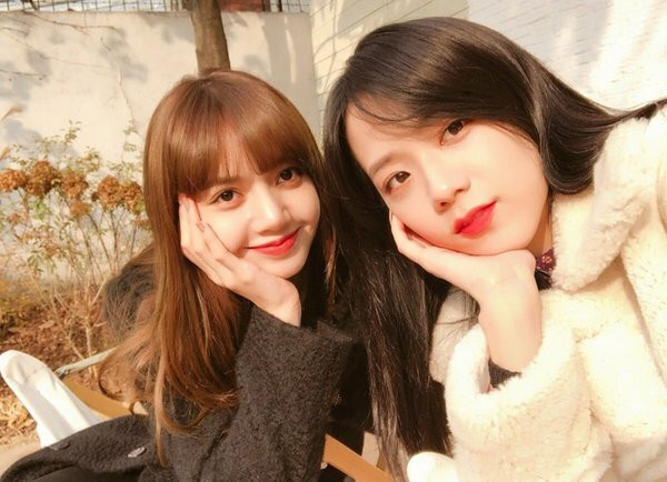 Fan K-Pop bỗng dưng tranh cãi chỉ vì Jisoo đặt biệt danh này cho Lisa trong điện thoại ảnh 3