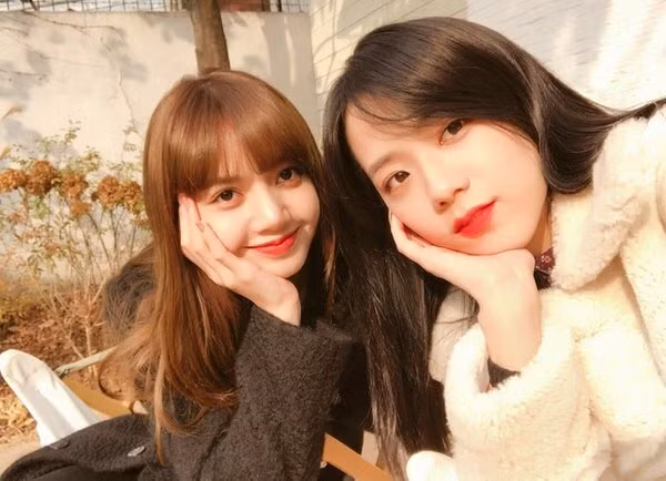 Fan K-Pop bỗng dưng tranh cãi chỉ vì Jisoo đặt biệt danh này cho Lisa trong điện thoại ảnh 3