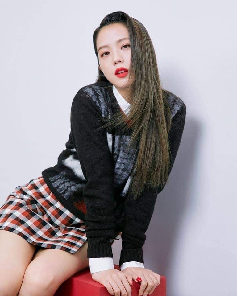 “Hoa hậu Hàn Quốc” Jisoo BLACKPINK và “mỹ nhân mặt mộc” Suzy lại đụng độ váy áo “nảy lửa” ảnh 2