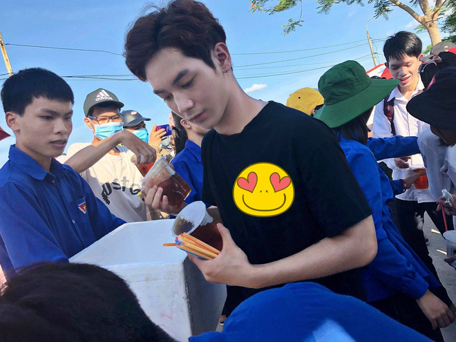 Mỹ nam tặng trà sữa với góc nghiêng cực phẩm Hoàng Anh, chàng soái ca “tiếp sức mùa thi” cho teen bằng những ly trà sữa ngọt ngào ảnh 3