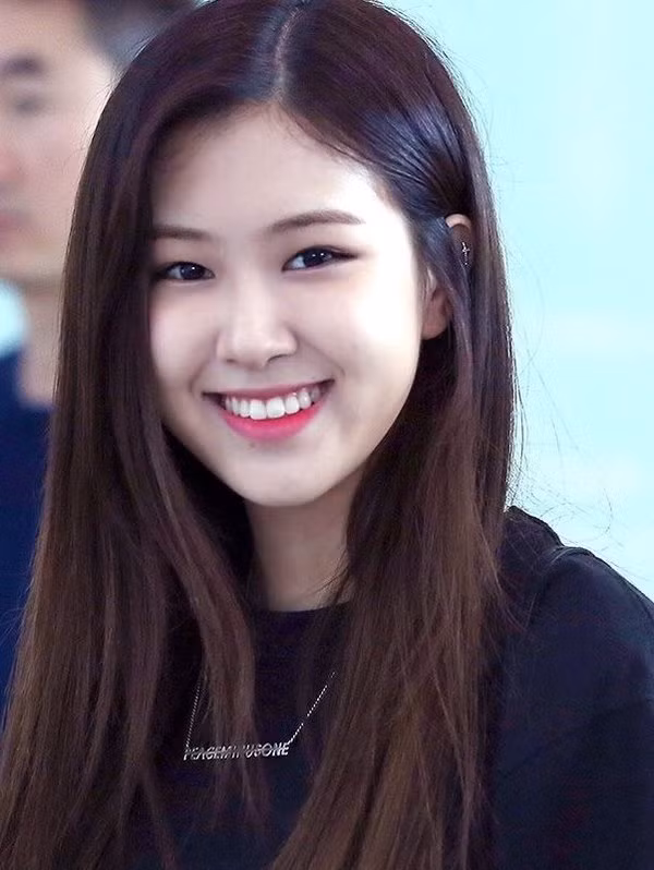 Chỉ vì ảnh teaser quá xinh mà Rosé (BLACKPINK) lại bị netizen nghi ngờ đụng dao kéo ảnh 3