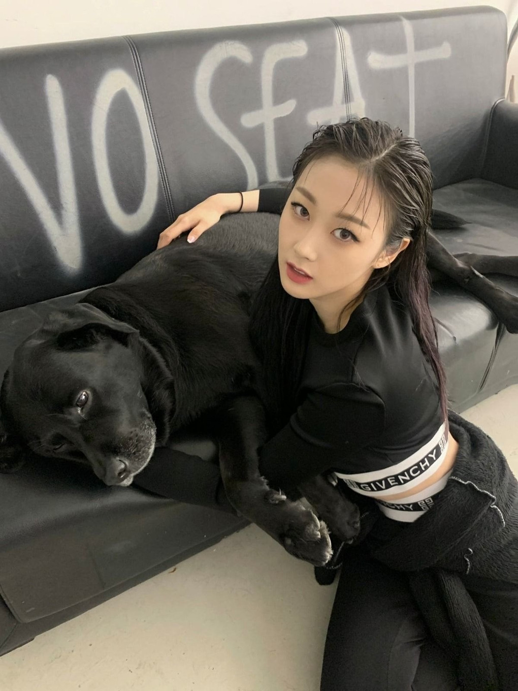 Giselle (aespa) đổi màu tóc: Tưởng tóc vàng đã quá xinh, ai ngờ tóc đen mới là chân ái ảnh 3