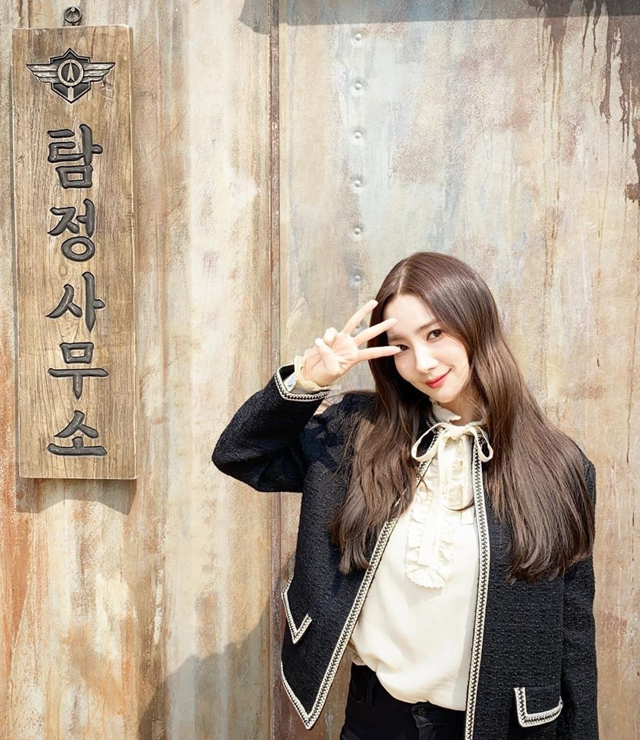 Sao Hàn 24H: Không hẹn mà gặp, Joy (Red Velvet) cùng Seolhyun (AOA) đều mặc đồ menswear ảnh 3