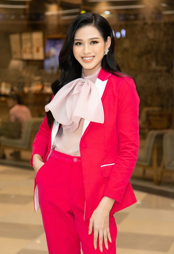 Đăng quang chưa lâu, Hoa hậu Đỗ Thị Hà đã chứng tỏ EQ cao, hành xử cực khéo léo ảnh 1