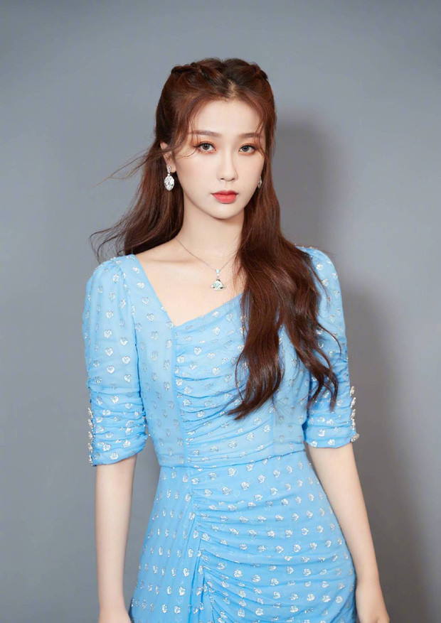 Là tiểu thư nhà giàu nhưng vẫn ham nhận đồ miễn phí: Ngu Thư Hân bị chê “vô duyên” ảnh 1