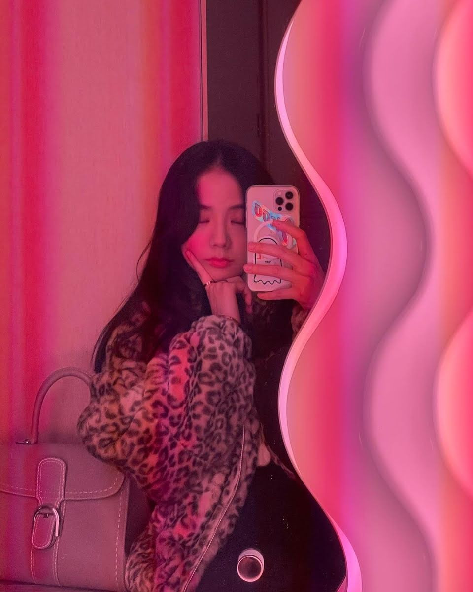 Hóa ra phía sau chiếc gương hồng đắt giá của Jisoo là cả một câu chuyện dài ảnh 3