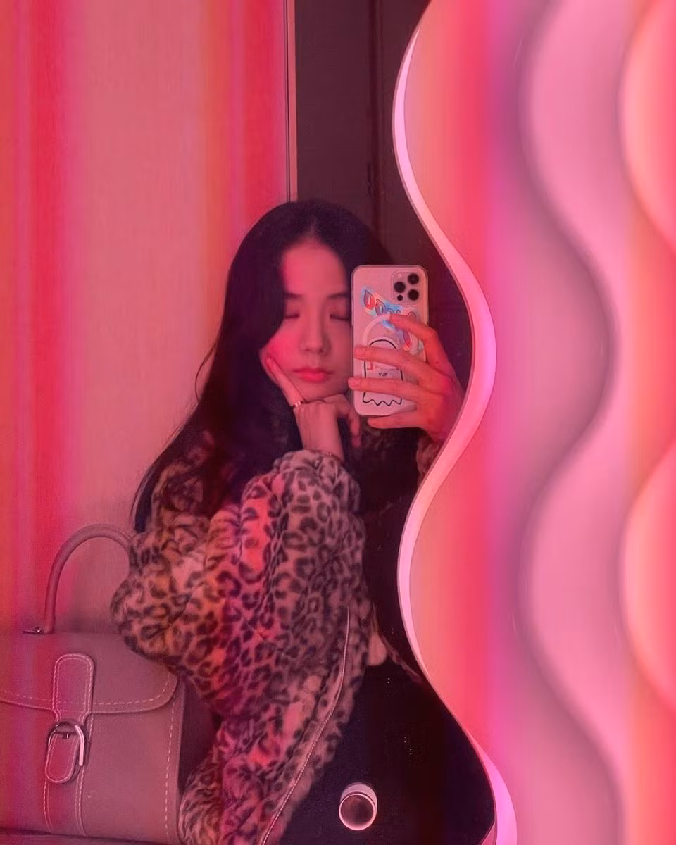 Hóa ra phía sau chiếc gương hồng đắt giá của Jisoo là cả một câu chuyện dài ảnh 3