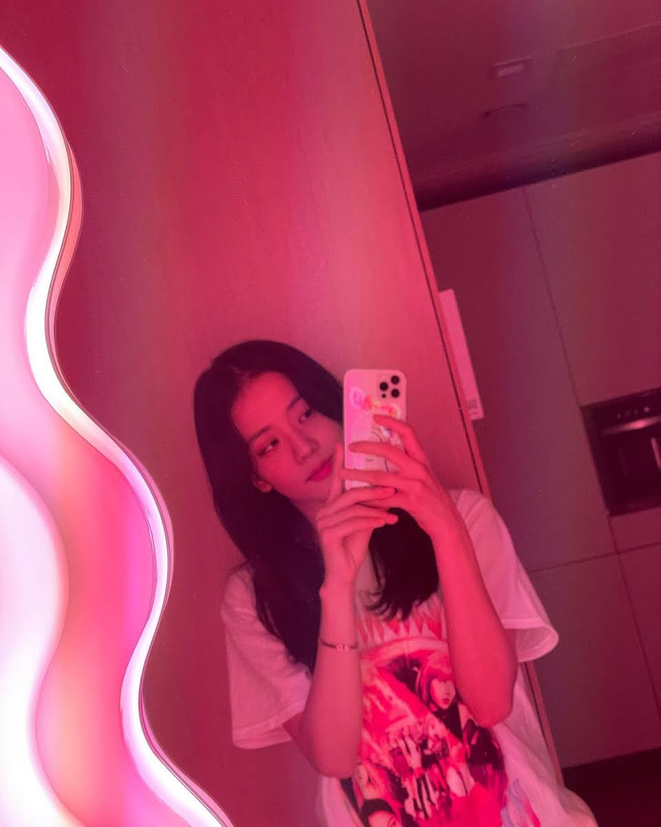 Netizen tin rằng đây chính là chiếc gương mà Jisoo nhắc đến Hóa ra phía sau chiếc gương hồng đắt giá của Jisoo là cả một câu chuyện dài ảnh 4