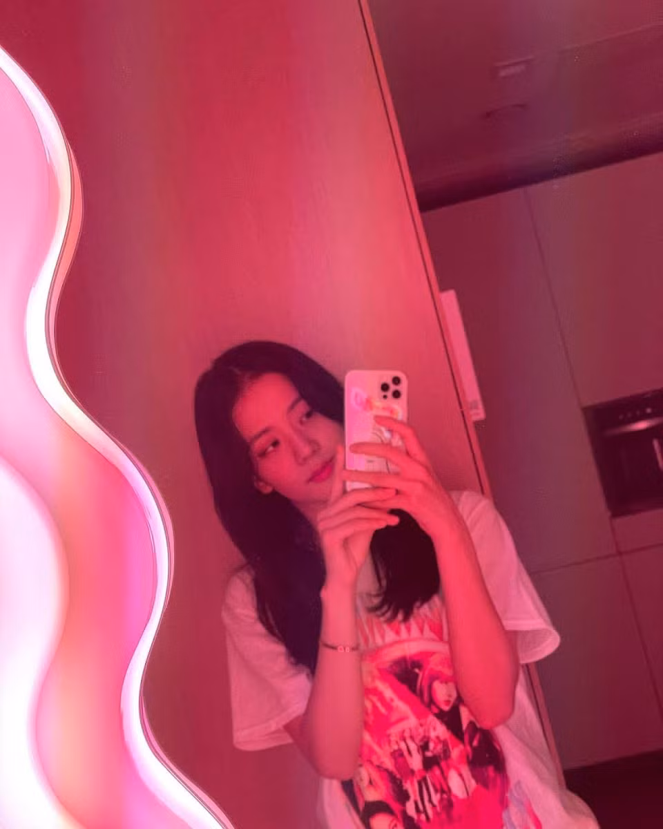Hóa ra phía sau chiếc gương hồng đắt giá của Jisoo là cả một câu chuyện dài ảnh 4