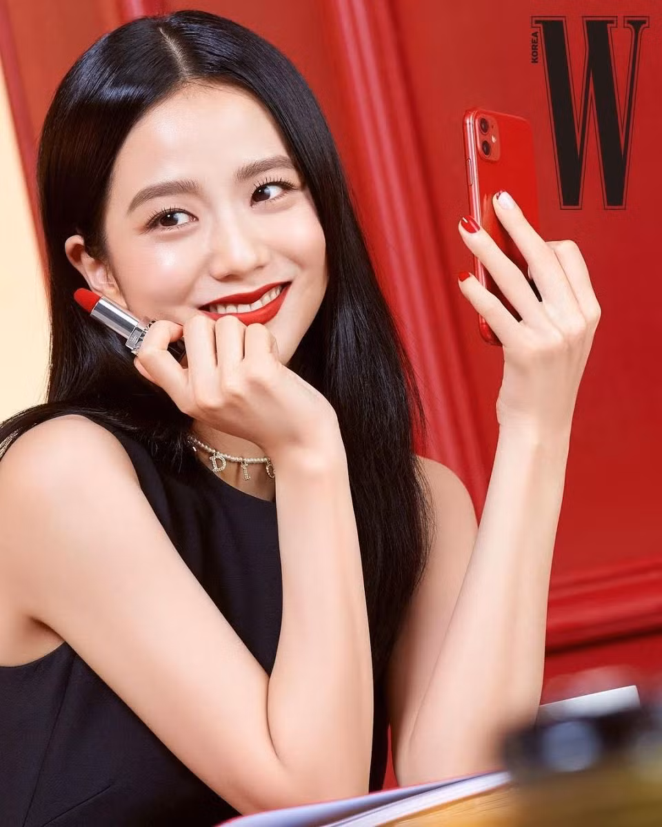 Hóa ra phía sau chiếc gương hồng đắt giá của Jisoo là cả một câu chuyện dài ảnh 2