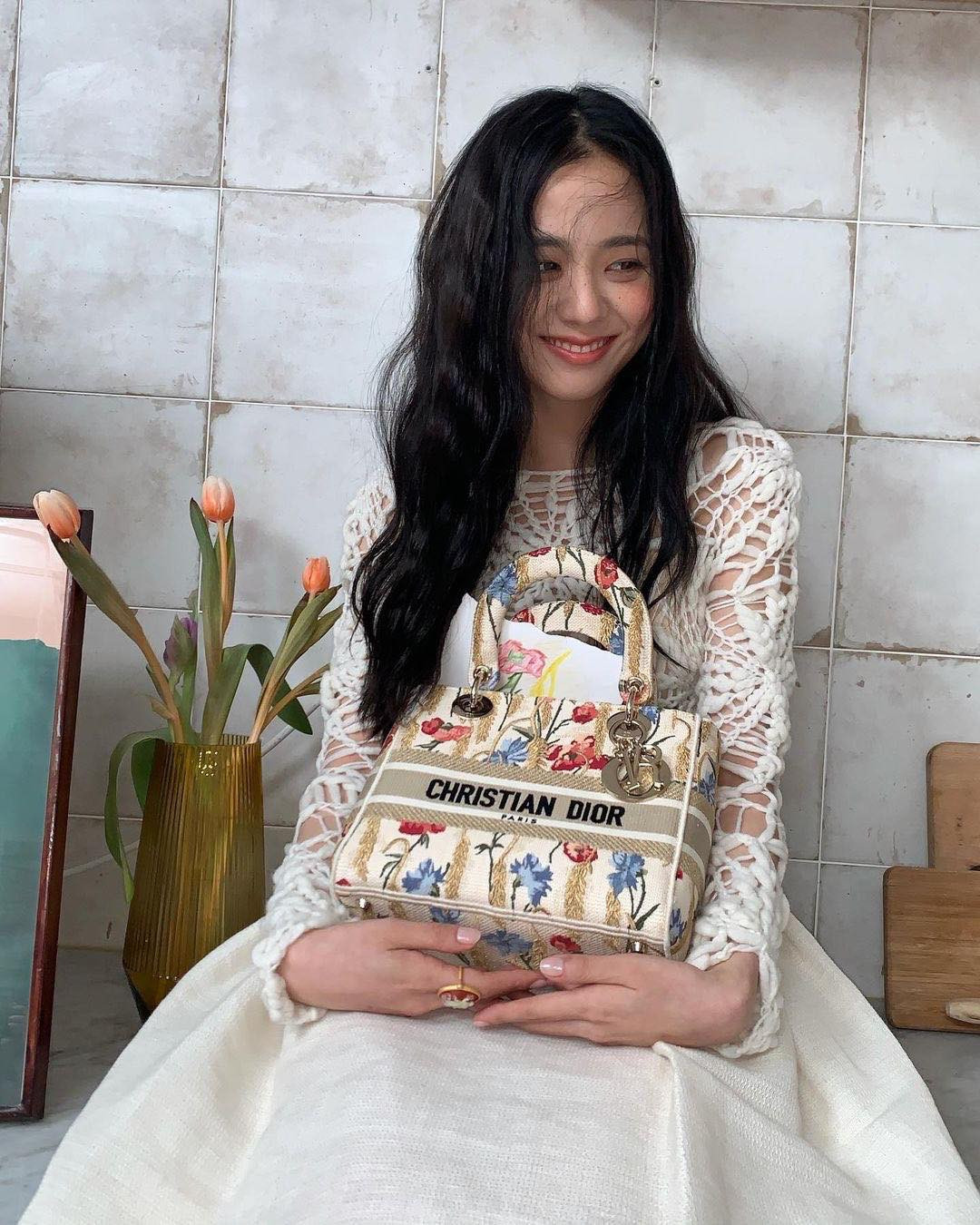 Cùng xách túi Dior nhưng vì đâu Jisoo được khen còn Triệu Lệ Dĩnh bị bảo thiếu khí chất? ảnh 6
