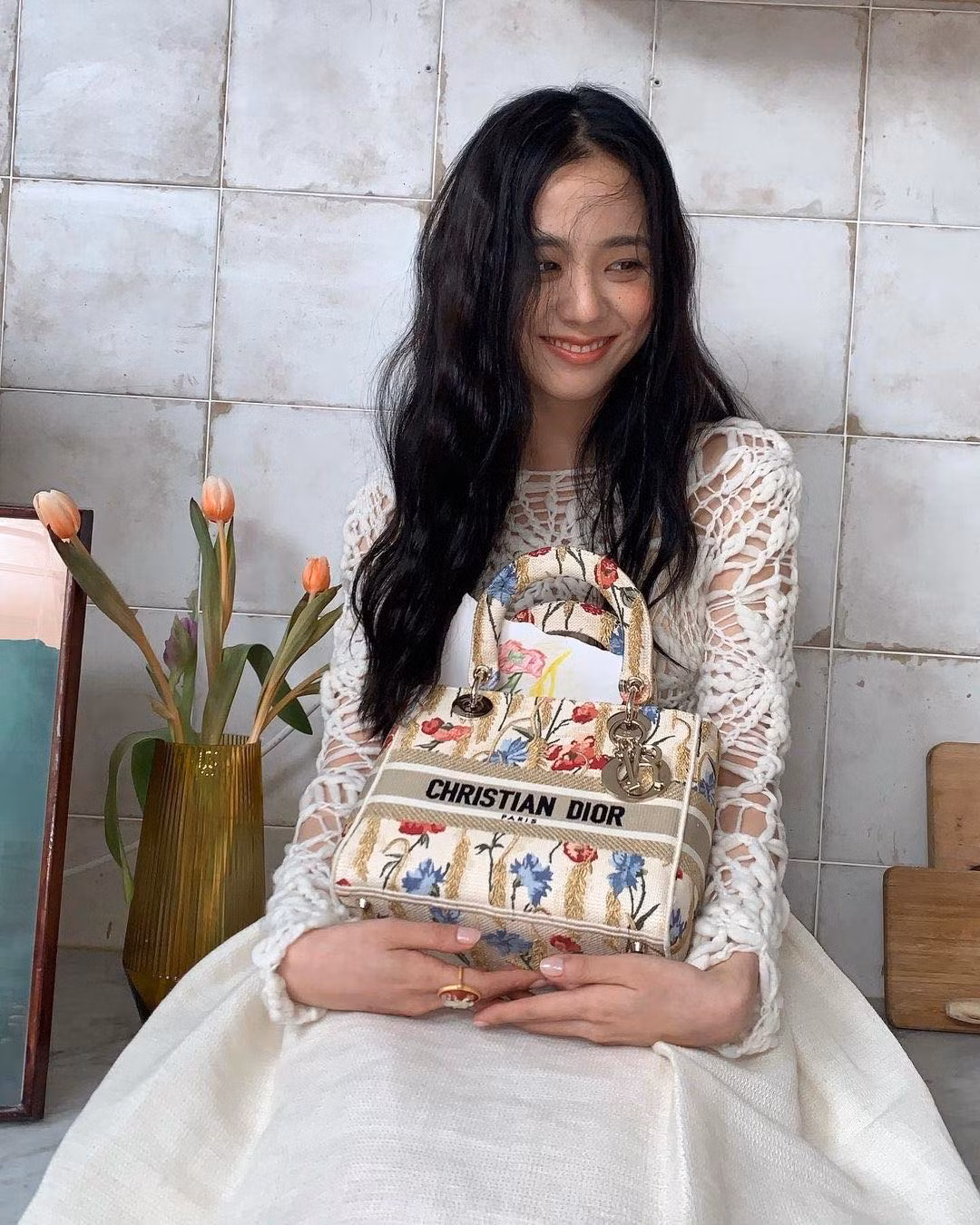 Cùng xách túi Dior nhưng vì đâu Jisoo được khen còn Triệu Lệ Dĩnh bị bảo thiếu khí chất? ảnh 6