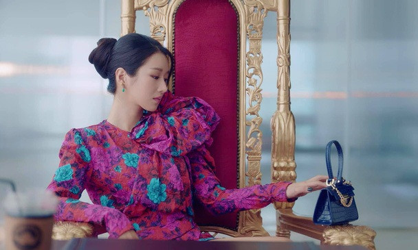 Mặc đồ chíp đen với váy dập lỗ trắng, Seo Ye Ji gây tranh cãi về cách phối đồ ảnh 2