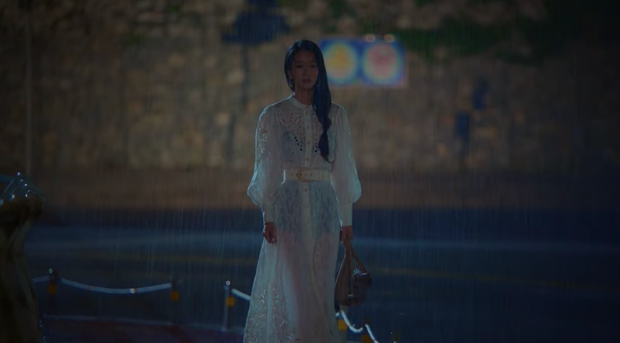 Mặc đồ chíp đen với váy dập lỗ trắng, Seo Ye Ji gây tranh cãi về cách phối đồ ảnh 4