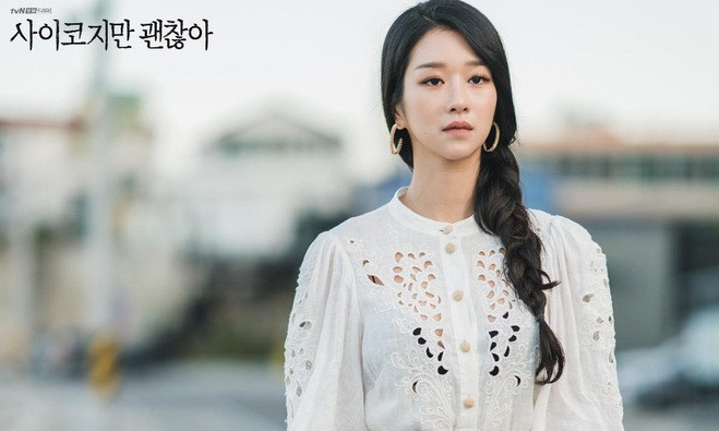 Mặc đồ chíp đen với váy dập lỗ trắng, Seo Ye Ji gây tranh cãi về cách phối đồ ảnh 3