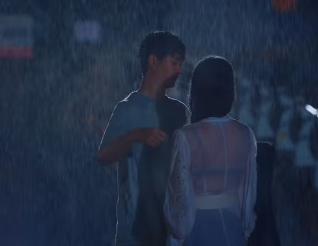 Mặc đồ chíp đen với váy dập lỗ trắng, Seo Ye Ji gây tranh cãi về cách phối đồ ảnh 5