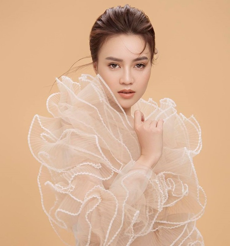 Lan Ngọc mới giúp đỡ một em bé mồ côi được phẫu thuật chữa trị hở hàm ếch Bị chỉ trích vì bộ móng tay quá điệu đà, Lan Ngọc xử lý không chê vào đâu được ảnh 1
