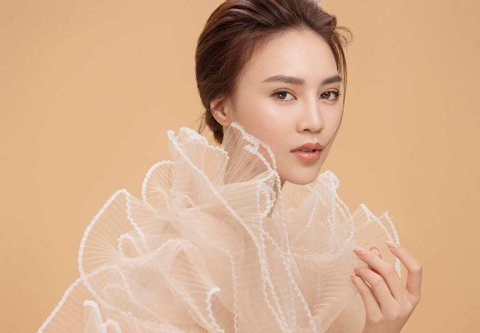 Nữ diễn viên chia sẻ hình ảnh chụp chung với bé N.Y nhưng chẳng ngờ lại bị chỉ trích vì bộ móng tay Bị chỉ trích vì bộ móng tay quá điệu đà, Lan Ngọc xử lý không chê vào đâu được ảnh 2