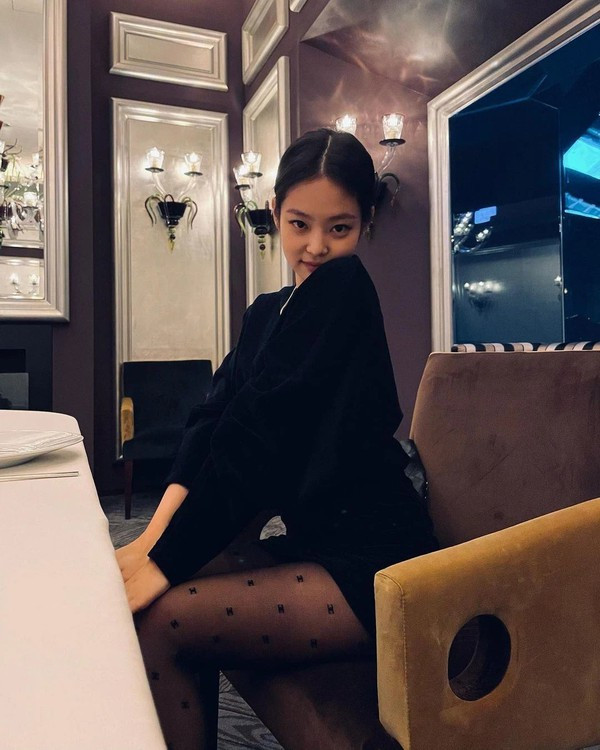 Ngọc Trinh chơi lớn sắm hẳn hai vòng cổ Chanel khiến dân mạng liên tưởng tới Jennie ảnh 6