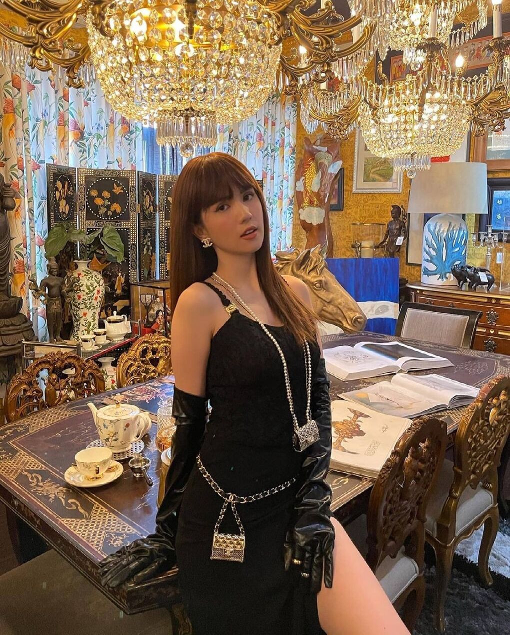 Ngọc Trinh chơi lớn sắm hẳn hai vòng cổ Chanel khiến dân mạng liên tưởng tới Jennie ảnh 2