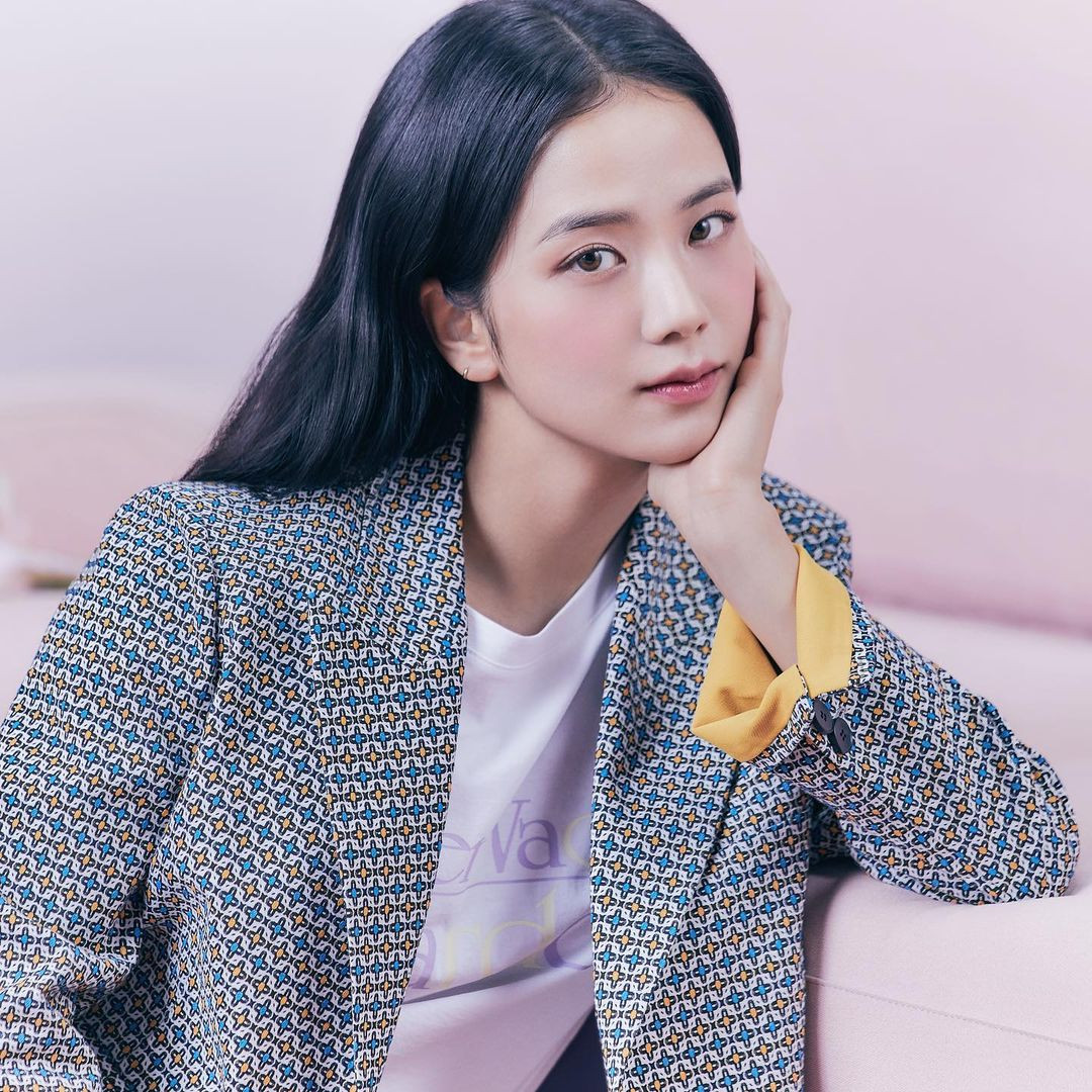 Vừa mời Jisoo làm nàng thơ, nhãn hàng thời trang này đã bị netizen chê bai vì sửa ảnh quá đà ảnh 2