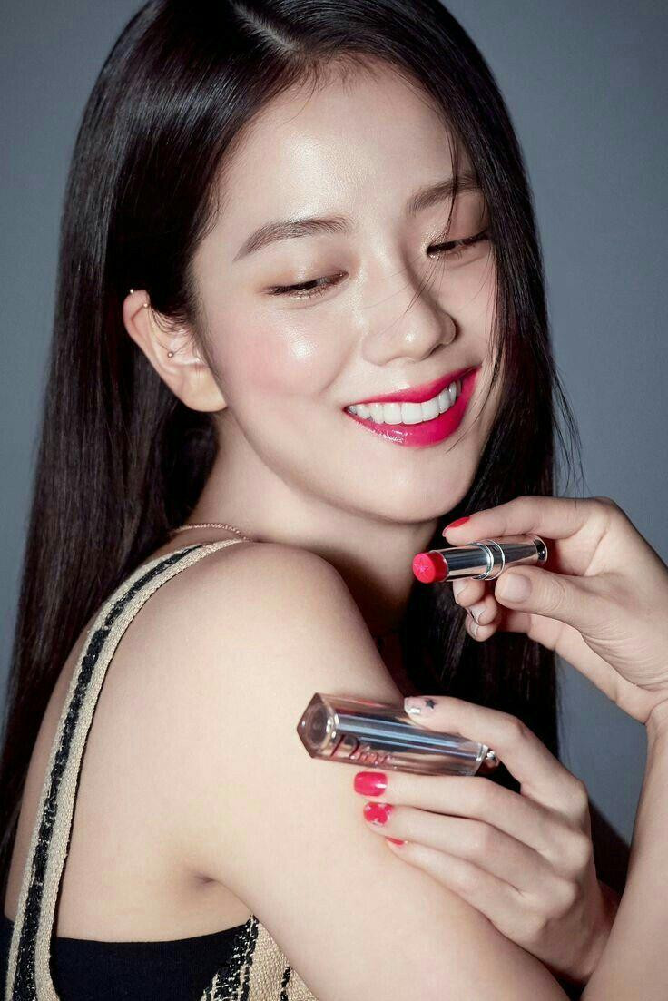 Jisoo hiện đang là đại sứ cho mỹ phẩm Dior tại Hàn Quốc Jisoo (BLACKPINK) liệu có tụt hạng khi chỉ là đại sứ cho thương hiệu thời trang nội địa? ảnh 2