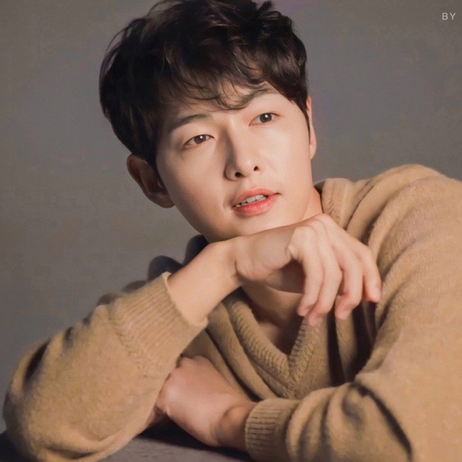 Song Hye Kyo - Song Joong Ki hậu ly hôn: Người thảnh thơi đọc thơ, người làm việc đêm ngày ảnh 3