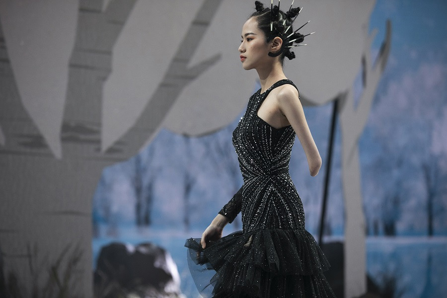 Người mẫu khuyết tay hay chuyện cô bạn 16 tuổi yêu thương cơ thể không hoàn hảo của mình ảnh 5