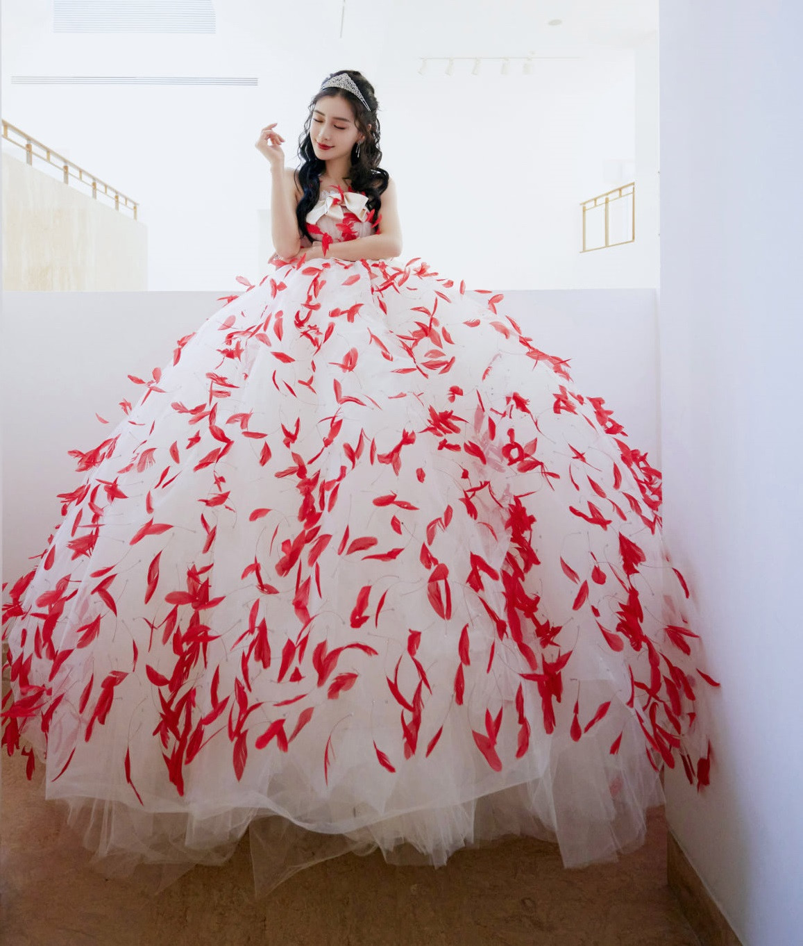 Chỉ vì một bộ váy mà Angela Baby bị mang tiếng bắt chước đàn em Địch Lệ Nhiệt Ba ảnh 3