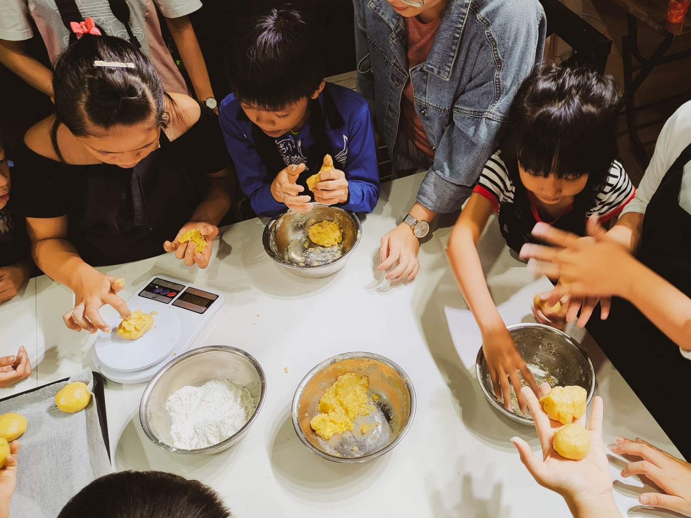 Khoảnh khắc lần đầu làm bánh Trung Thu của các em ở lớp học tình thương Rạch Ông ảnh 2